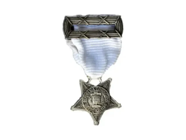 Mérito Militar — distintivo blanco